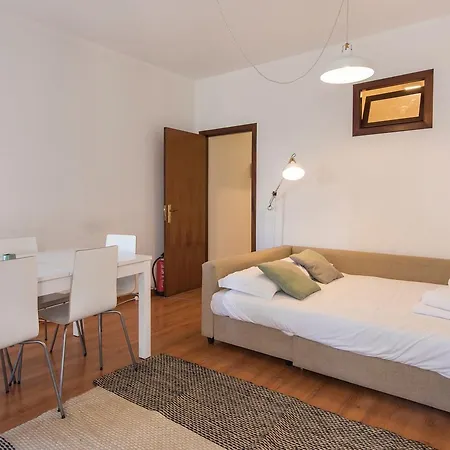 Lovelystay - Trendy Lx Factory & Docks Lägenhet *